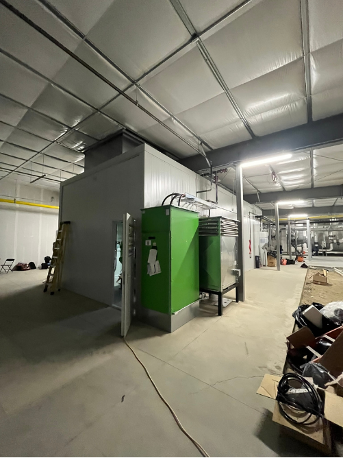 De binnenkant (SCR en DPF) van de skid met enkele lift