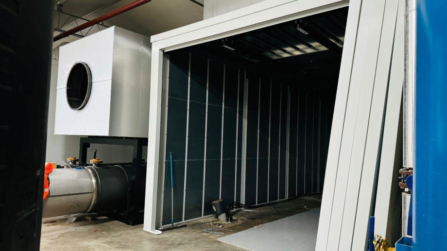 De binnenkant (SCR en DPF) van de skid met enkele lift