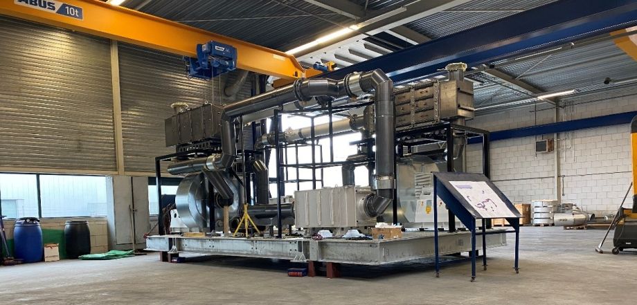 De binnenkant (SCR en DPF) van de skid met enkele lift