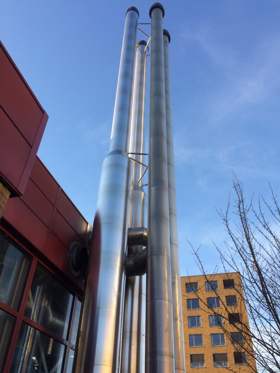 Vier schoorstenen met twee vervang schoorstenen