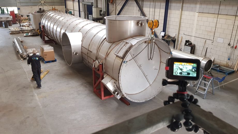 een overzichtsfoto van de schoorsteen in onze werkplaats. Rechts zie je een GoPro een timelapse maken