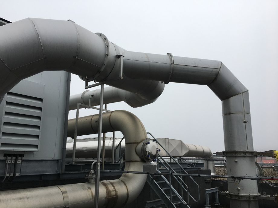 De binnenkant (SCR en DPF) van de skid met enkele lift