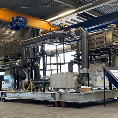 De binnenkant (SCR en DPF) van de skid met enkele lift