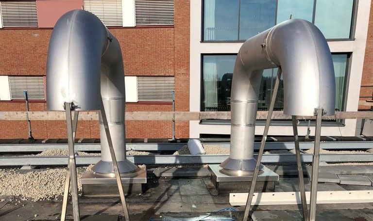 overzicht van de twee externe leidingen die de vrijgekomen stoffen veilig zullen uitstoten. Dit is onderdeel van de quench piping MRI installatie