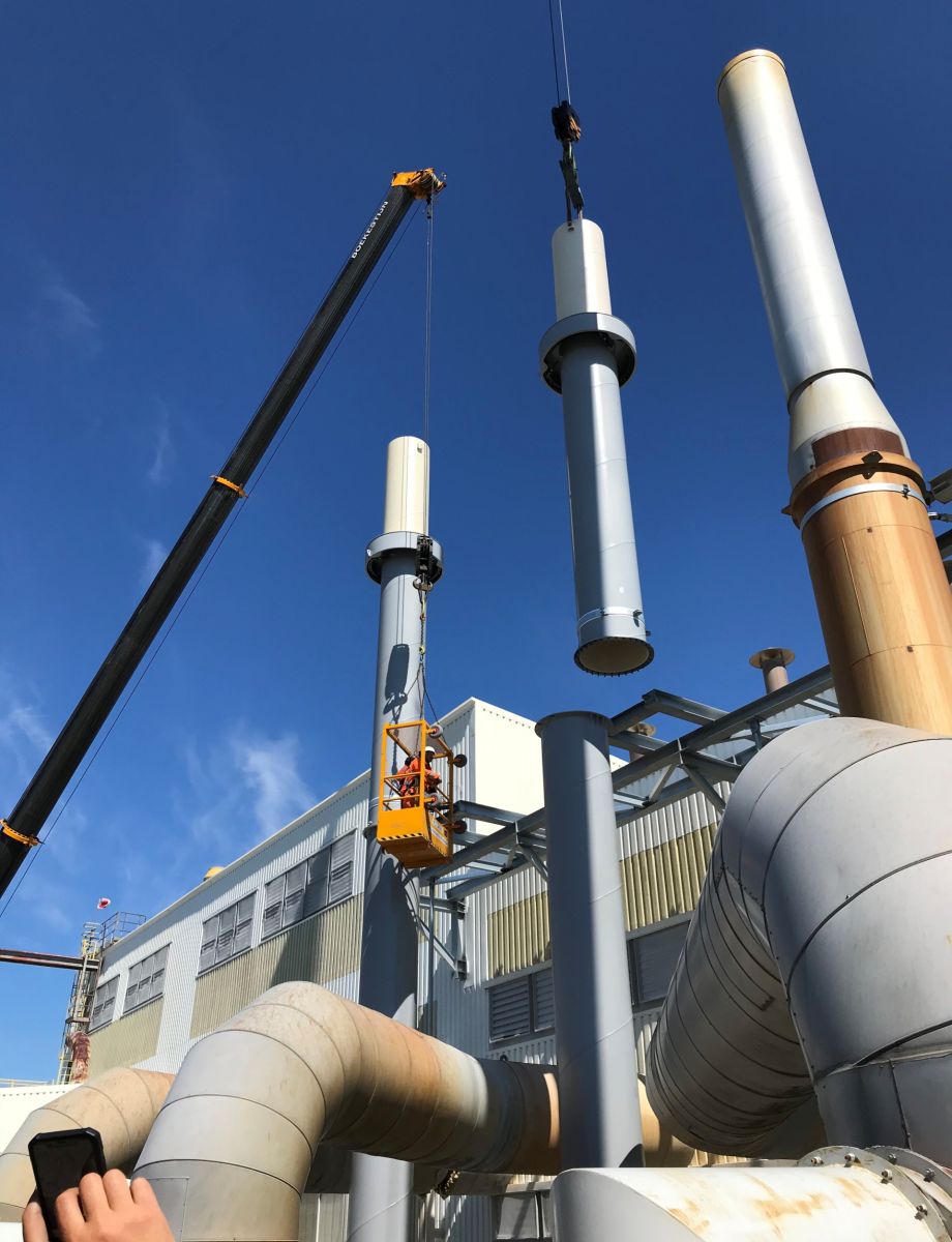 schoorstenen worden opgetild tijdens installatie