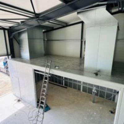 De binnenkant (SCR en DPF) van de skid met enkele lift