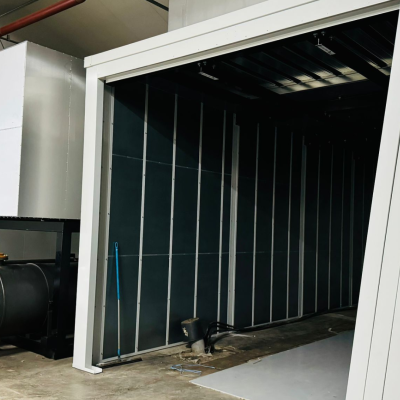 De binnenkant (SCR en DPF) van de skid met enkele lift