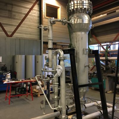Fluidised bed reactor standing up straight in its final form