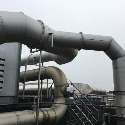 De binnenkant (SCR en DPF) van de skid met enkele lift