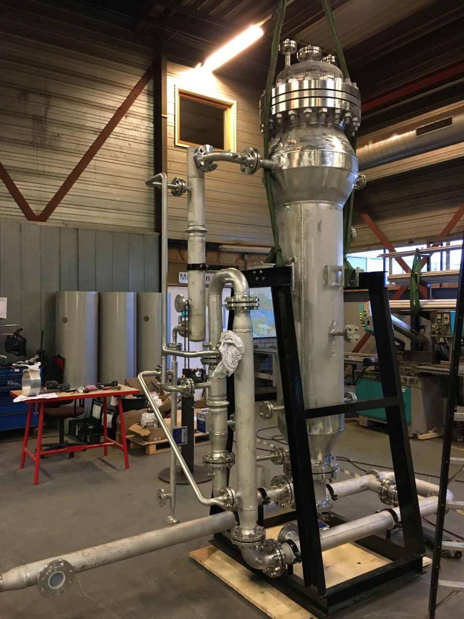 Fluidised bed reactor standing up straight in its final form
